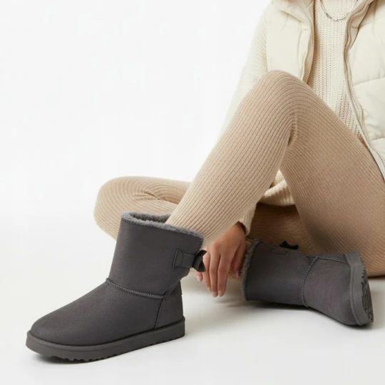 Zdjęcie produktu Botki damskie Cross Jeans, z miękkiego materiału tekstylnego o zamszowym wykończeniu z ocieplaną cholewką klasycznym wycięciem praktycznym zapięciem szary