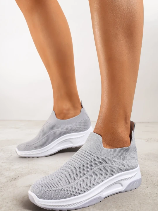 Zdjęcie produktu Szare Casualowe Buty Sportowe na Grubszej Podeszwie Ozdobione Perforacją Fiovena