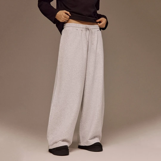 Zdjęcie produktu Szare spodnie dresowe wide leg z napisem Delusional z tyłu House