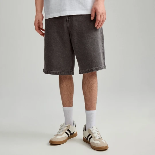 Zdjęcie produktu Szare szorty jeansowe wide leg z haftem gwiazdki House