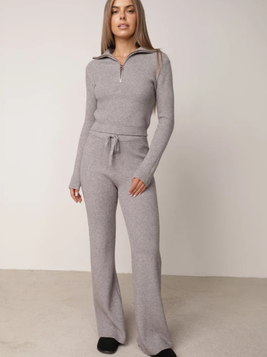 Zdjęcie produktu Szary Prążkowany Komplet Dzianinowy z Wiskozą Spodnie i Sweter ze Stójką Taraliel M&d Fashion