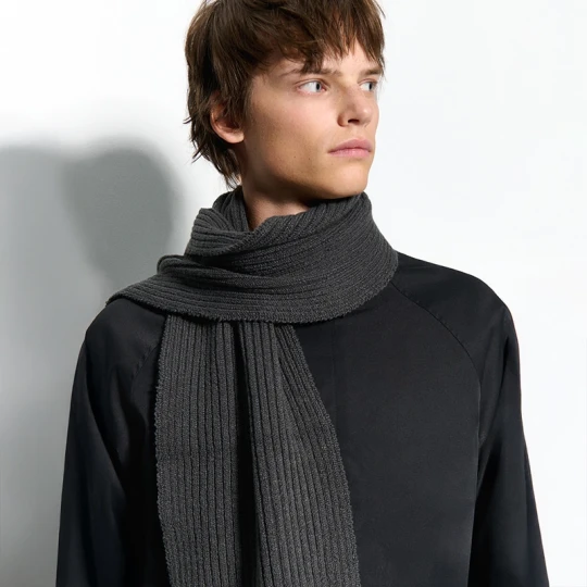 Zdjęcie produktu Szary szalik w prążki z ozdobną metką House