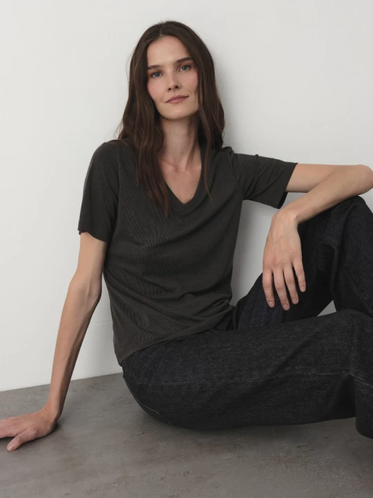 Zdjęcie produktu Szary t-shirt z dekoltem w v Greenpoint