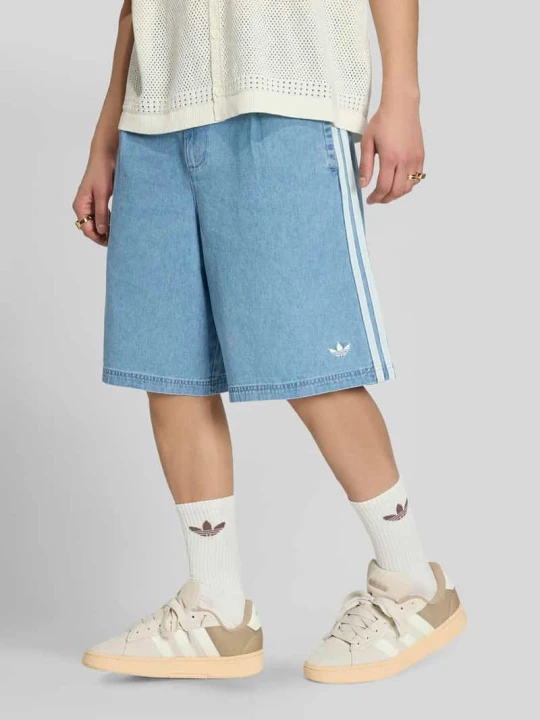 Zdjęcie produktu Szorty bermudy o kroju loose fit z mieszanki bawełny adidas Originals Jeansowy niebieski
