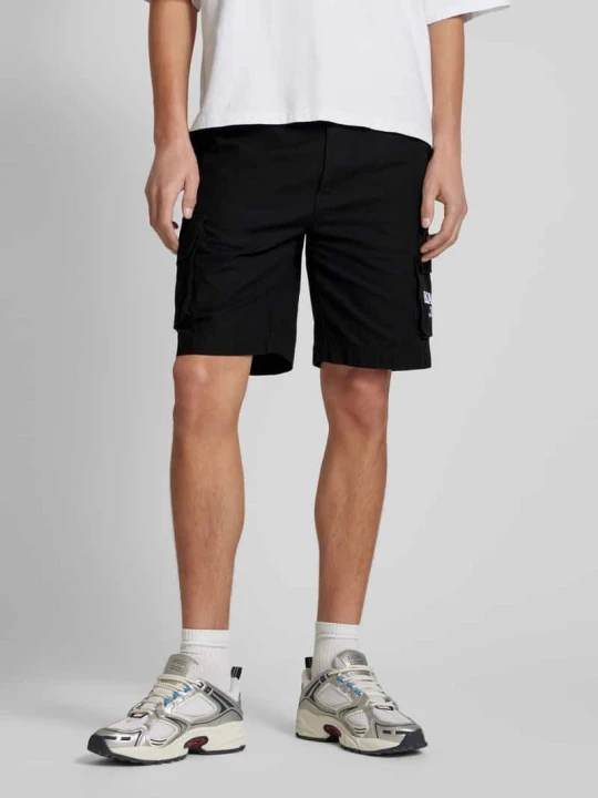 Zdjęcie produktu Szorty cargo o kroju regular fit z wyhaftowanym logo Karl Kani Czarny