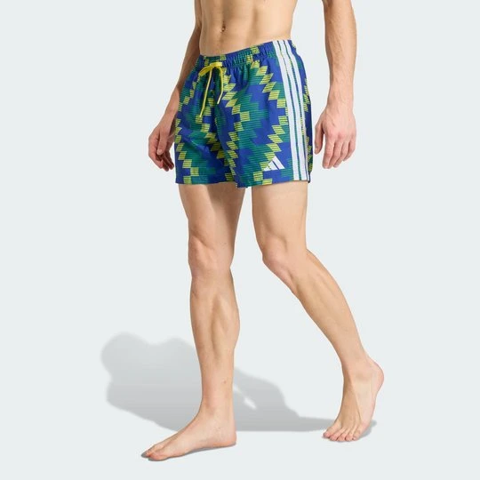 Zdjęcie produktu Szorty do pływania z grafiką inspirowaną piłką nożną; długość wewnętrznej strony nogawki: 13 cm Adidas