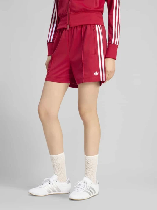 Zdjęcie produktu Szorty dresowe o kroju loose fit z naszywką z logo model 'FIREBIRD' adidas Originals Czerwony