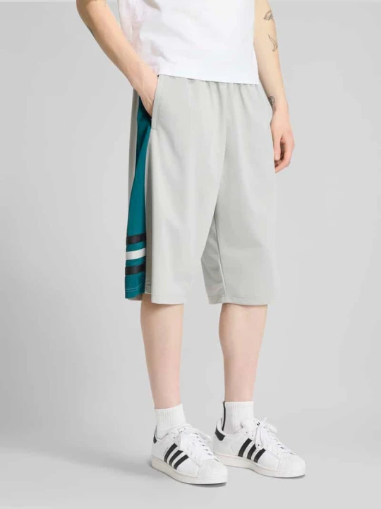 Zdjęcie produktu Szorty dresowe o kroju loose fit z wyhaftowanym logo adidas Originals Jasnoszary