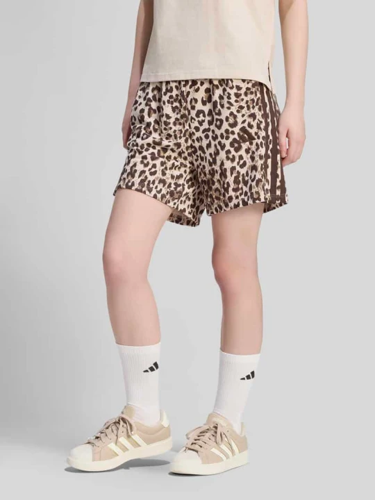 Zdjęcie produktu Szorty dresowe o kroju loose fit z wyhaftowanym logo Adidas Piaskowy