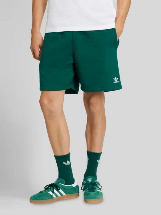 Zdjęcie produktu Szorty dresowe o kroju regular fit z detal z logo adidas Originals Zielony
