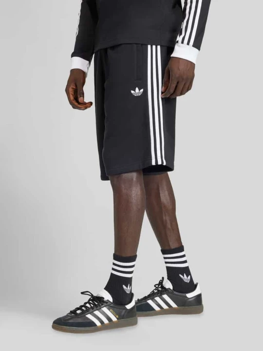 Zdjęcie produktu Szorty dresowe o kroju regular fit z detal z logo adidas Originals Czarny