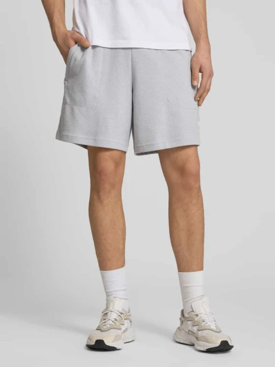 Zdjęcie produktu Szorty dresowe o kroju regular fit z domieszką bawełny adidas Originals Jasnoszary