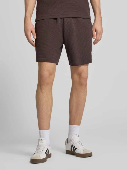 Zdjęcie produktu Szorty dresowe o kroju regular fit z domieszką bawełny adidas Originals Ciemnobrązowy