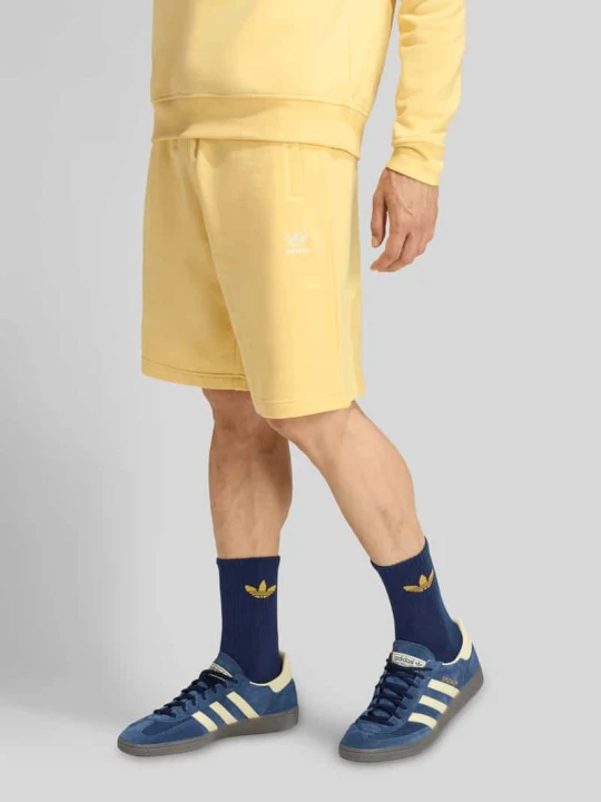 Zdjęcie produktu Szorty dresowe o kroju regular fit z elastycznym pasem adidas Originals Jasnożółty