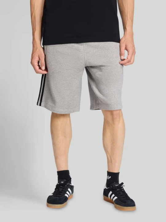 Zdjęcie produktu Szorty dresowe o kroju regular fit z wyhaftowanym logo adidas Originals Średnioszary melanż