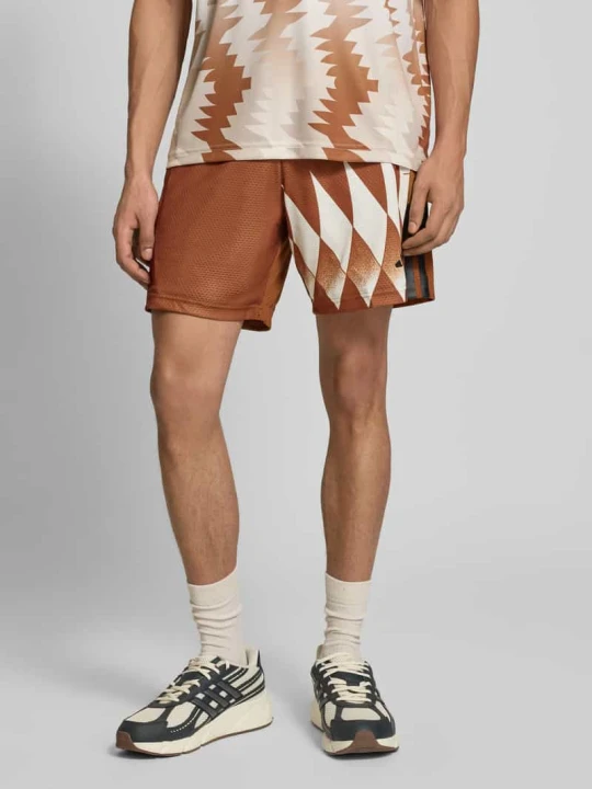 Zdjęcie produktu Szorty dresowe o kroju regular fit z wzorem na całej powierzchni Adidas Średniobrązowy