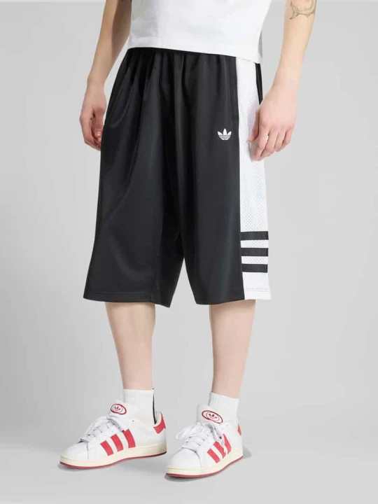Zdjęcie produktu Szorty dresowe o luźnym kroju z elastycznym pasem adidas Originals Czarny