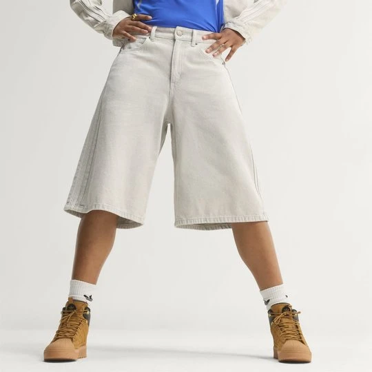 Zdjęcie produktu SZORTY DŻINSOWE ZE ŚREDNIM STANEM Adidas Clear Grey Denim