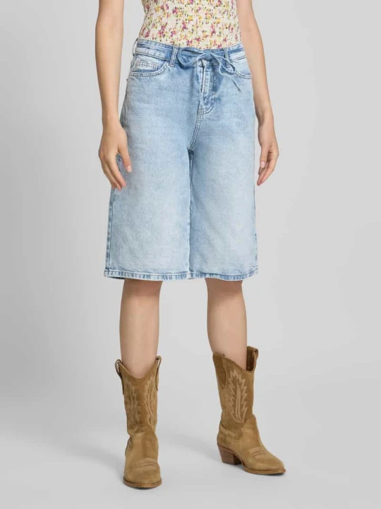 Zdjęcie produktu Szorty jeansowe o luźnym kroju z mieszanki bawełny model ‘SELMA’ Pieces Jeansowy niebieski