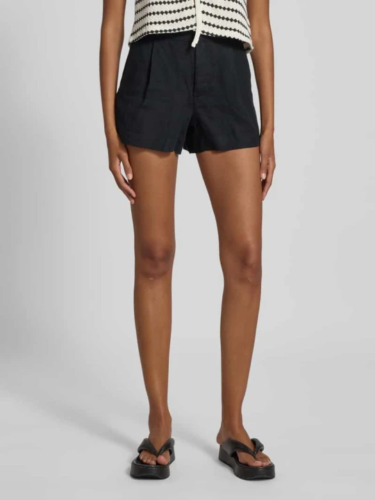 Zdjęcie produktu Szorty lniane o kroju regular fit z zakładkami w pasie Gina Tricot Czarny