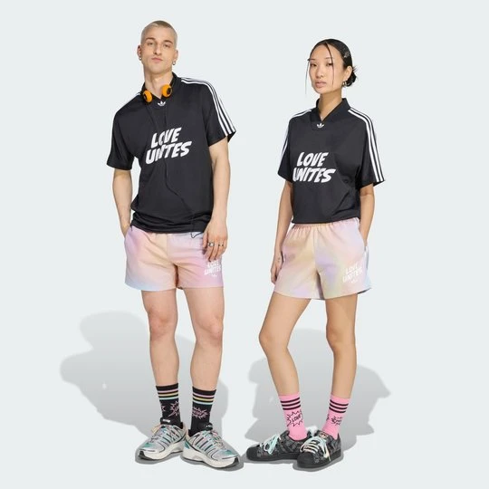 Zdjęcie produktu SZORTY LOVE UNITES Z NADRUKIEM NA CAŁEJ POWIERZCHNI (WODOODPORNE) Adidas