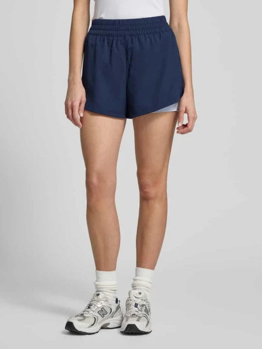 Zdjęcie produktu szorty o kroju regular fit sport z aplikacją z logo Lacoste Ciemnoniebieski