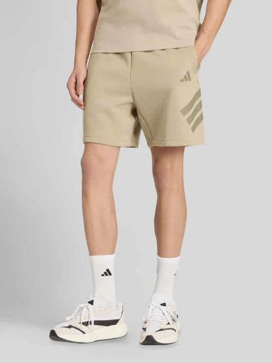 Zdjęcie produktu Szorty o kroju regular fit z nadrukiem z logo Adidas Oliwkowy