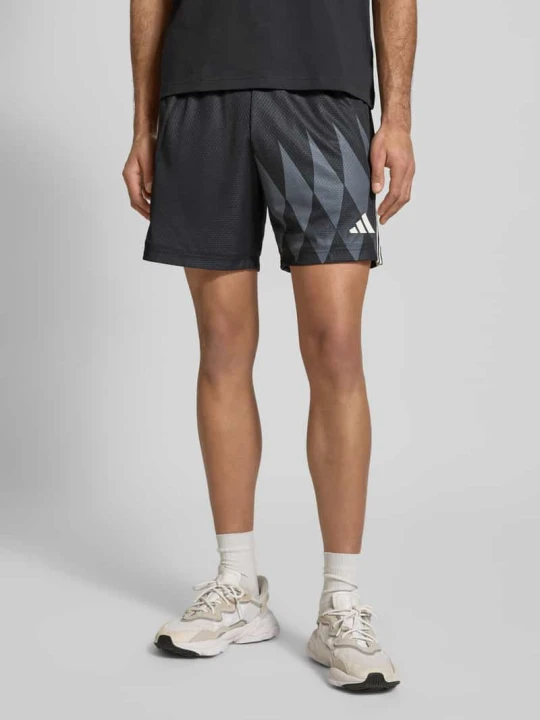 Zdjęcie produktu Szorty o kroju regular fit z nadrukiem z logo model „Tiro” Adidas Czarny