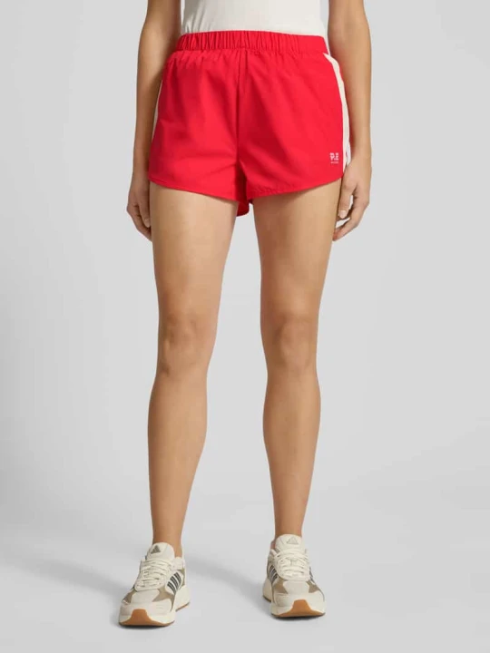 Zdjęcie produktu Szorty o kroju regular fit z nadrukiem z logo model ‘Venture’ P.E Nation Czerwony