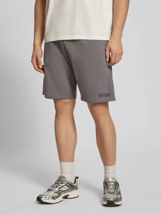 Zdjęcie produktu Szorty dresowe o kroju regular fit z wyhaftowanym logo REVIEW Ciemnoszary