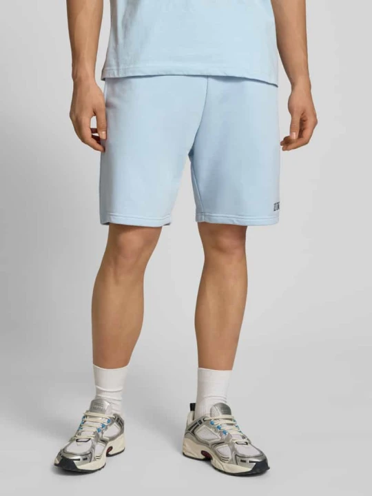 Zdjęcie produktu Szorty dresowe o kroju regular fit z wyhaftowanym logo REVIEW Jasnoniebieski