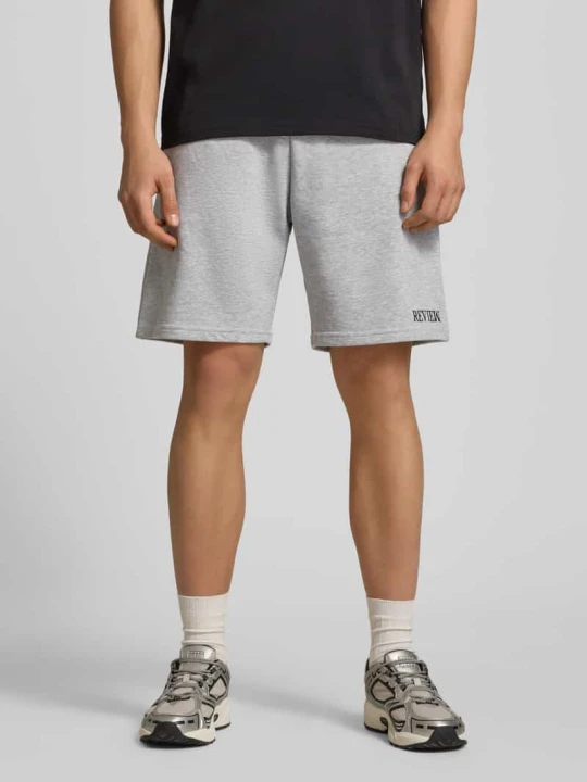 Zdjęcie produktu Szorty dresowe o kroju regular fit z wyhaftowanym logo REVIEW Jasnoszary melanż