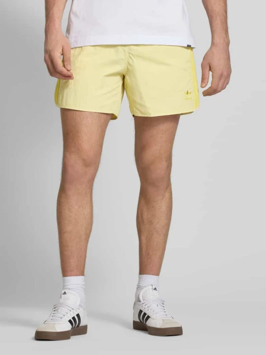 Zdjęcie produktu Szorty o kroju relaxed fit z wyhaftowanym logo model ‘SPRINTER’ adidas Originals Jasnożółty