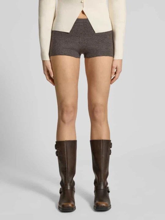 Zdjęcie produktu Szorty w kroju slim fit z domieszką wełny w dzianinowym wyglądzie Gina Tricot Jasnobrązowy