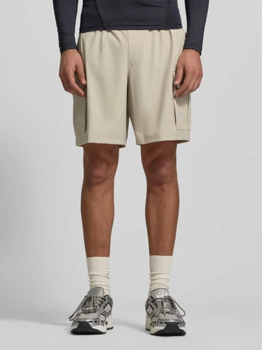 Zdjęcie produktu Szorty o kroju straight fit z kieszeniami cargo Model 'Vibe' Under Armour Khaki