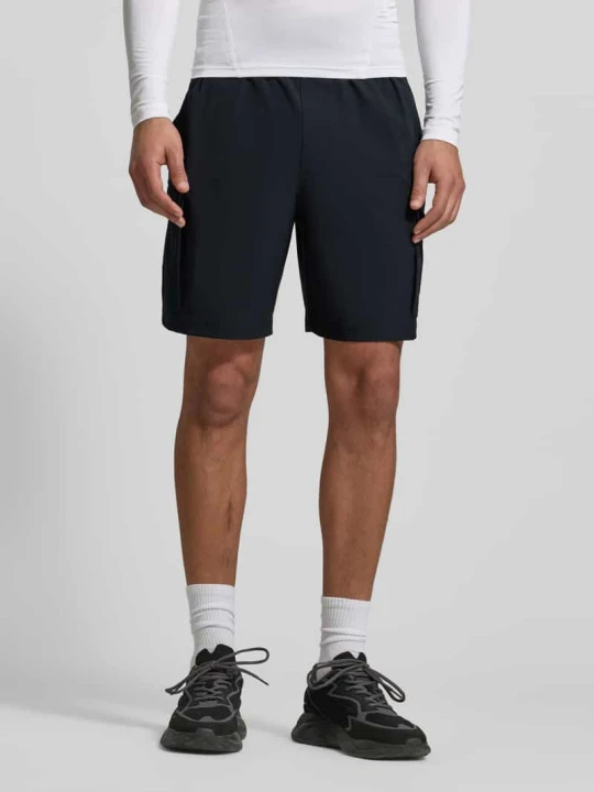 Zdjęcie produktu Szorty o kroju straight fit z kieszeniami cargo Model 'Vibe' Under Armour Czarny