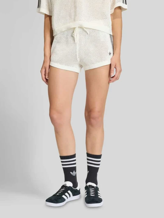 Zdjęcie produktu Szorty o wyglądzie dzianiny w kroju regular fit adidas Originals Złamany biały