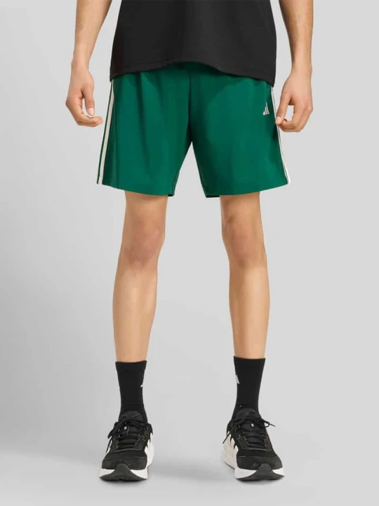 Zdjęcie produktu Szorty sportowe o kroju regular fit z bocznymi wpuszczanymi kieszeniami Adidas Zielony
