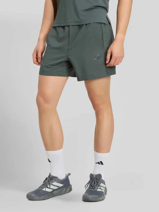 Zdjęcie produktu Szorty sportowe o kroju regular fit z nadrukiem z logo Adidas Ciemnozielony