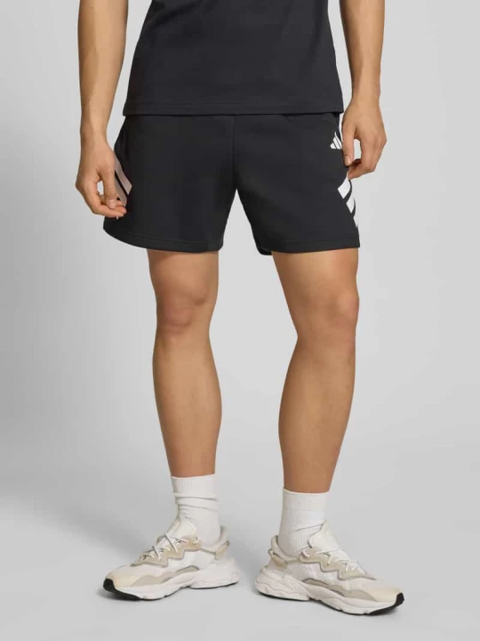 Zdjęcie produktu Szorty sportowe o kroju regular fit z nadrukiem z logo Adidas Czarny