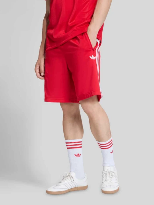 Zdjęcie produktu Szorty treningowe o kroju regular fit z aplikacją z logo adidas Originals Czerwony