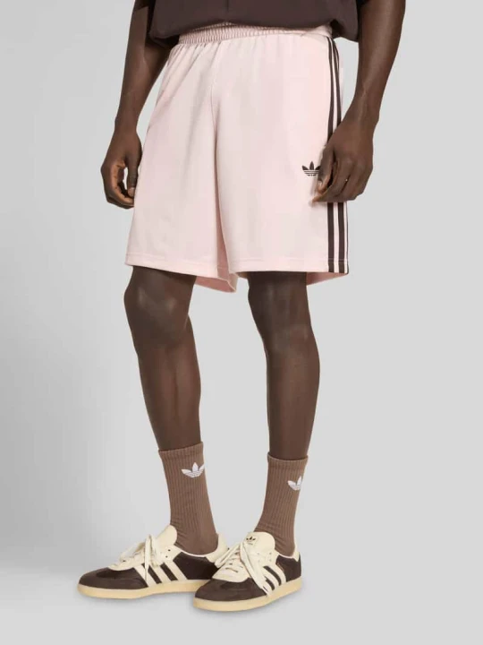 Zdjęcie produktu Szorty treningowe o kroju regular fit z nadrukiem z logo adidas Originals Brudnoróżowy