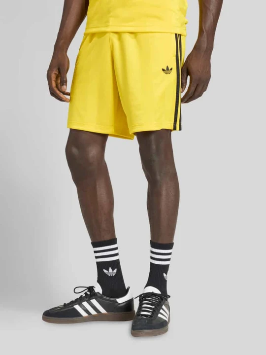 Zdjęcie produktu Szorty treningowe z detal z logo adidas Originals Żółty