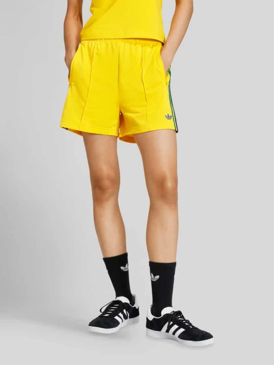 Zdjęcie produktu Szorty treningowe z wyhaftowanym logo adidas Originals Żółty
