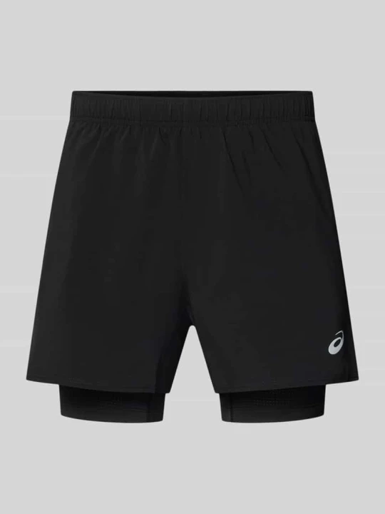 Zdjęcie produktu Szorty w efekcie 2 w 1 z logo Asics Czarny
