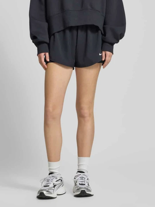 Zdjęcie produktu Szorty w efekcie 2 w 1 z logo model 'One' Nike Czarny