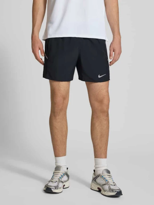 Zdjęcie produktu Szorty z bocznymi wpuszczanymi kieszeniami i nadrukiem z logo Nike Czarny