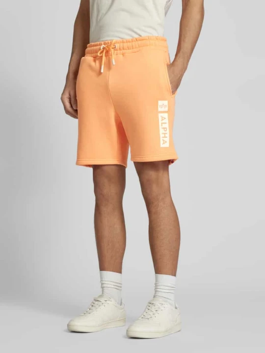 Zdjęcie produktu Szorty z dzianiny dresowej o kroju regular fit z nadrukiem z logo Alpha Industries Morelowy
