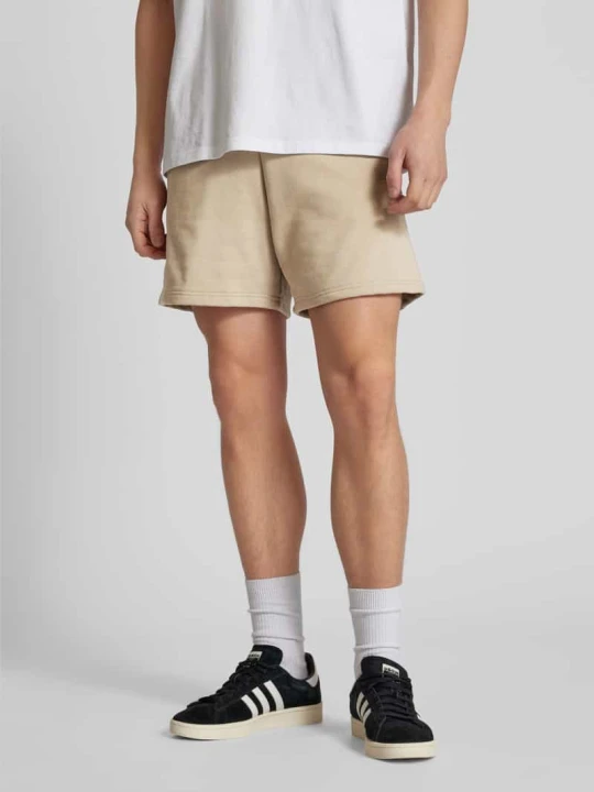 Zdjęcie produktu Szorty z dzianiny dresowej o kroju regular fit z naszywką logo model ‘ALPHA ESSENTIALS’ Alpha Industries Piaskowy
