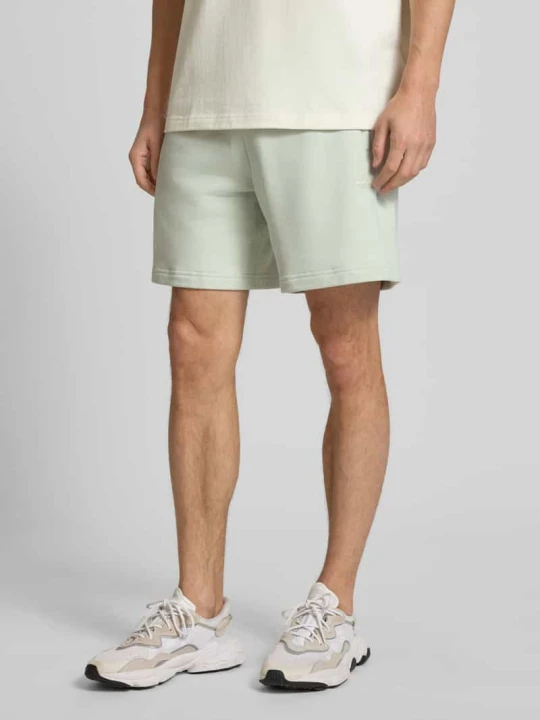 Zdjęcie produktu Szorty z dzianiny dresowej o kroju relaxed fit z czystej bawełny z wyhaftowanym logo adidas Originals Limonkowy